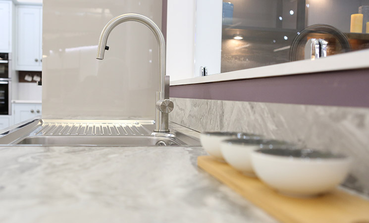 Sink mounted on top of the worktop 