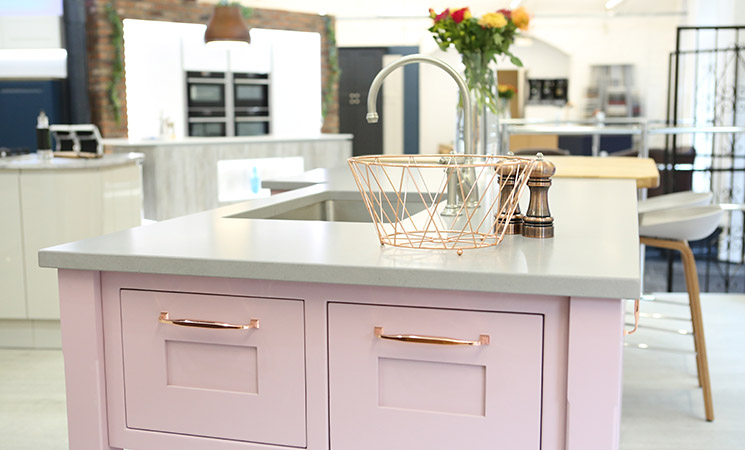 Copper handles on a pink kitchen - dream kitchen 