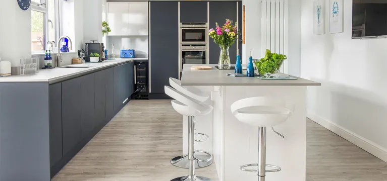 Fresh & Modern Handleless Kitchen image