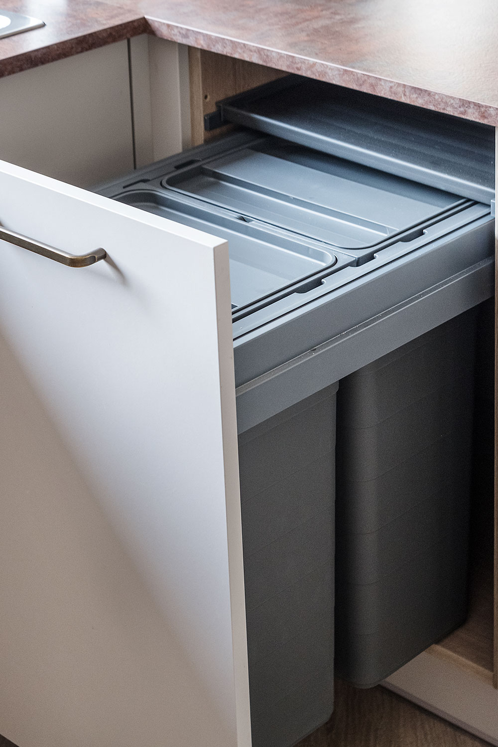 An integrated bin drawer to keep rubbish out of sight.