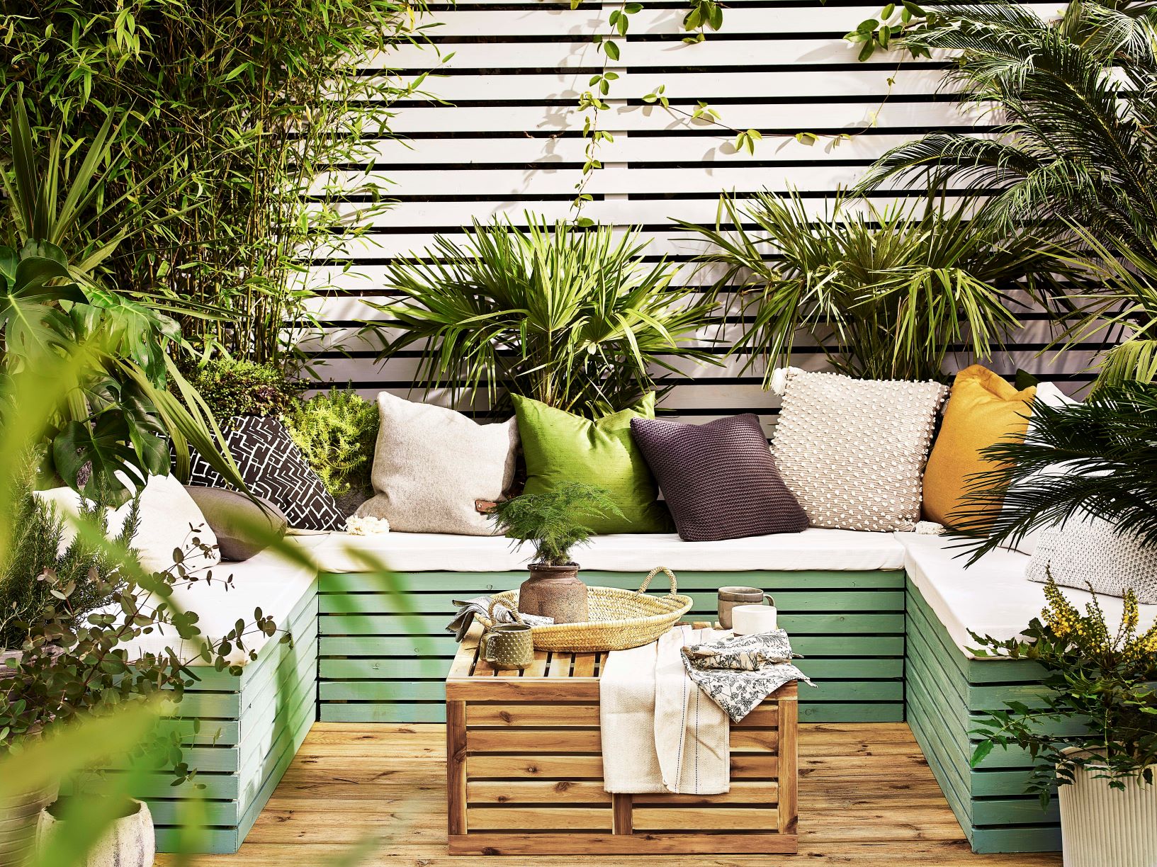 Decorating your garden furniture with paint