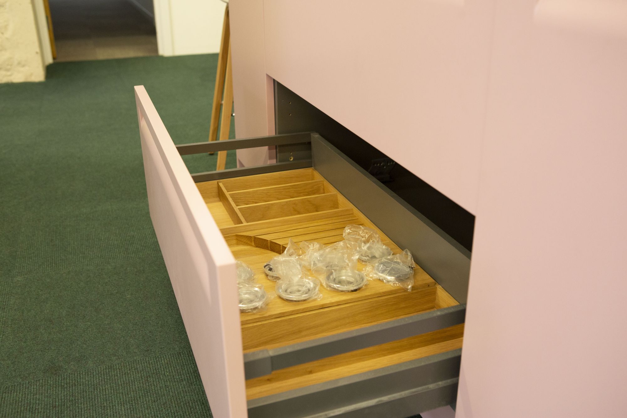 Ex-display kitchen Pink drawers 